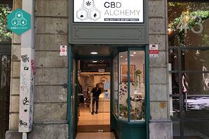 Tienda de marihuanas en Madrid: Fachada de CBD Alchemy en el centro.