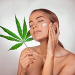 La crema de CBD se absorbe en profundidad para hidratar, calmar y proteger la piel sensible.