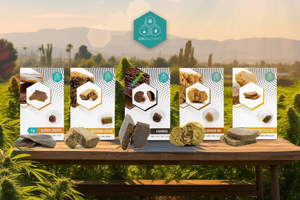 Différents types de CBD hash sur une table.