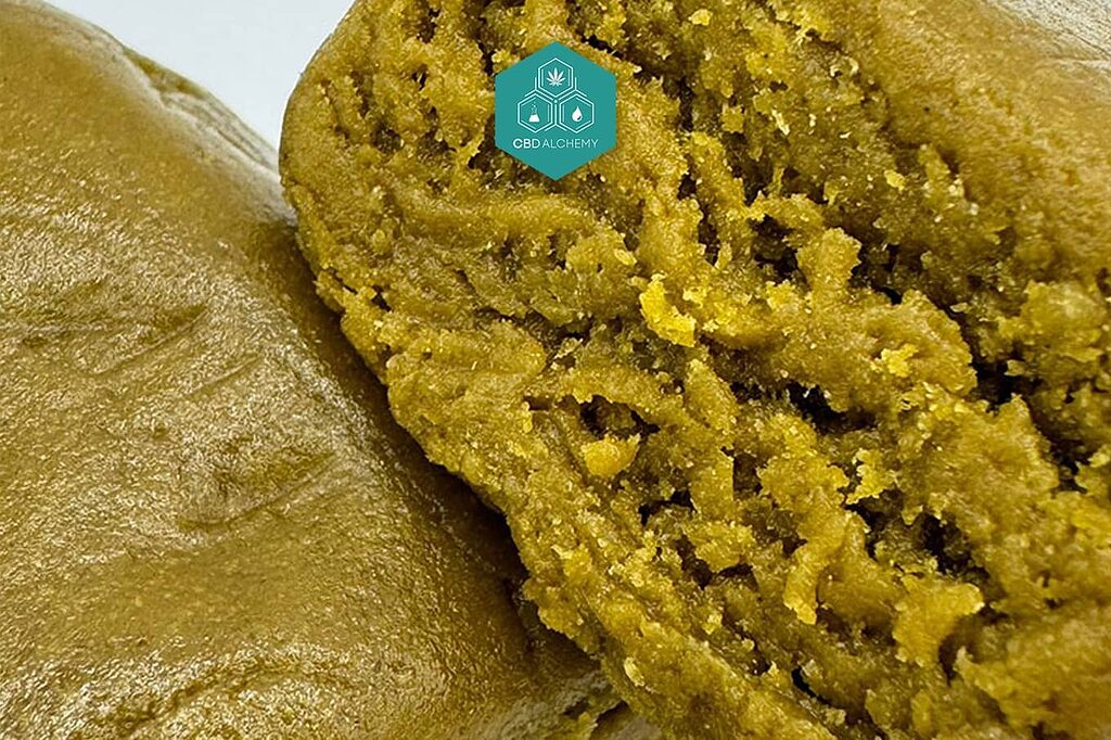 L'hashish CBD premium è caratterizzato da un'elevata concentrazione di CBD e da una consistenza ricca di resina.