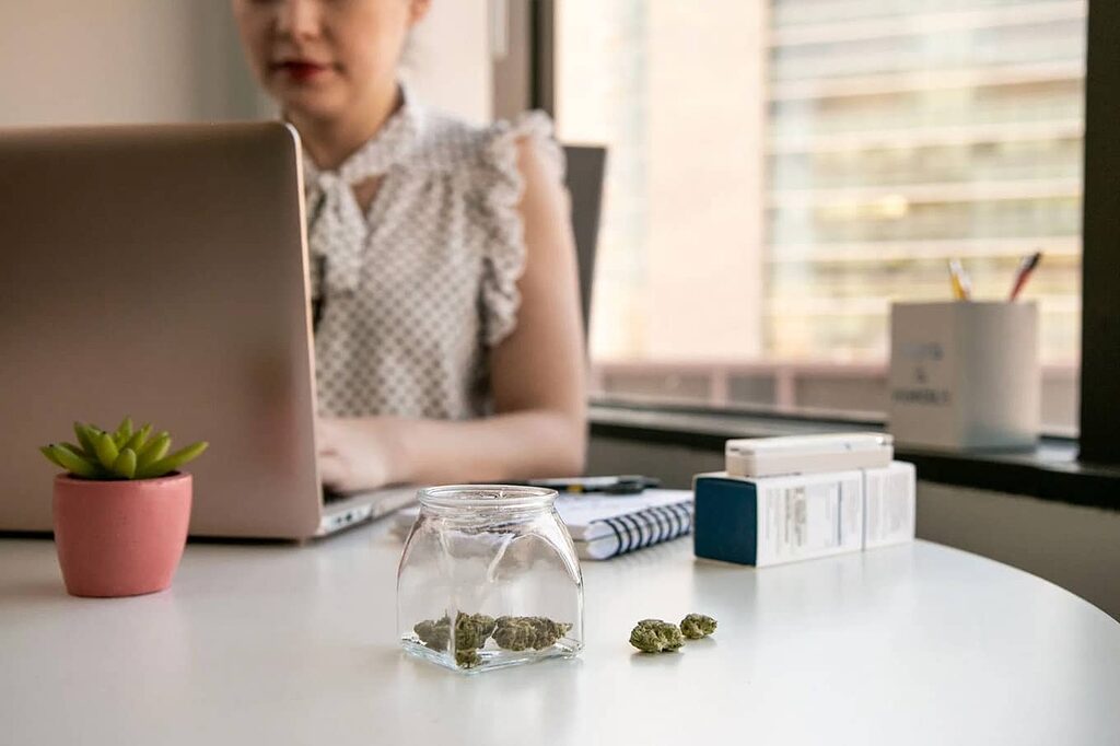 Le comunità online dedicate alla cannabis creano spazi per lo scambio di informazioni sulla coltivazione, sugli aspetti terapeutici e sugli sviluppi legislativi.