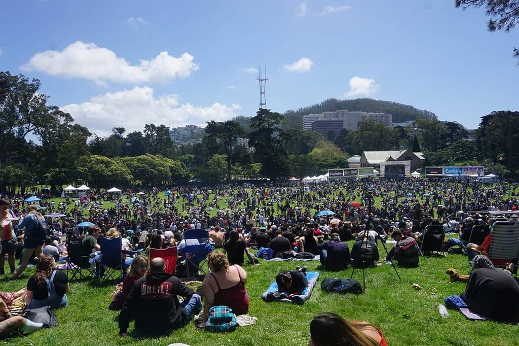 Migliaia di persone si riuniscono ogni 20 aprile sulla Hippie Hill di San Francisco per celebrare il 420 Day, una tradizione iniziata negli anni Novanta.