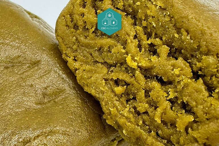 Goldene Trichome von authentischem marokkanischem Double Zero Haschisch.