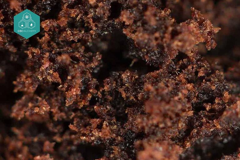 Un primo piano dell'hashish rosso libanese in vendita, che mostra la sua consistenza e il suo colore unici.