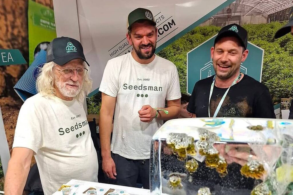 A pciture of Jorge Cervantes visiting the CBD Alchemy booth during Spannabis 2023