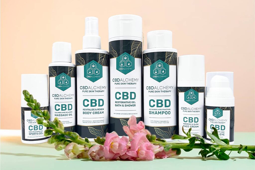 Un'esposizione di cosmetici a base di CBD, tra cui sieri e creme.