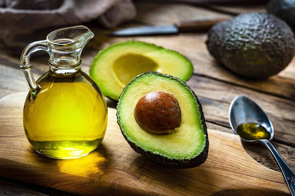 El aceite de aguacate es ideal para aplicaciones tópicas de CBD por su riqueza en vitaminas y sus propiedades hidratantes.